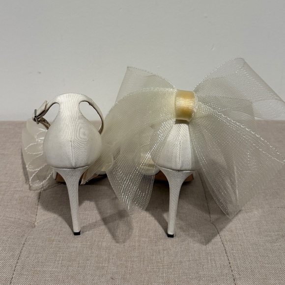 Authentic Jimmy Choo Aveline 100 Sandal Heel Bow Bridal Ivory EU 39/US 8.5 - Picture 5 of 9